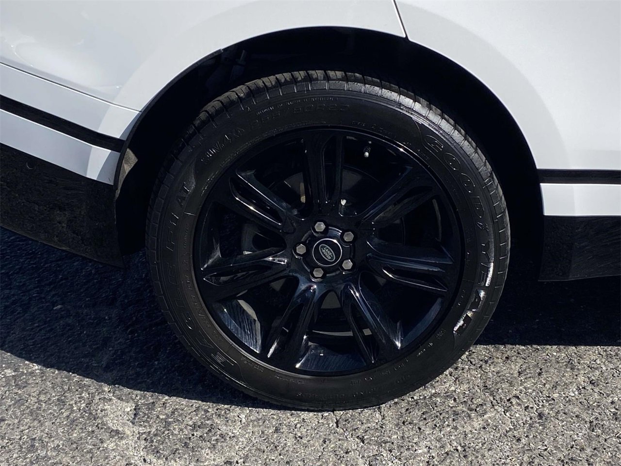 Used 2021 Land Rover Range Rover Velar R-Dynamic S image 8