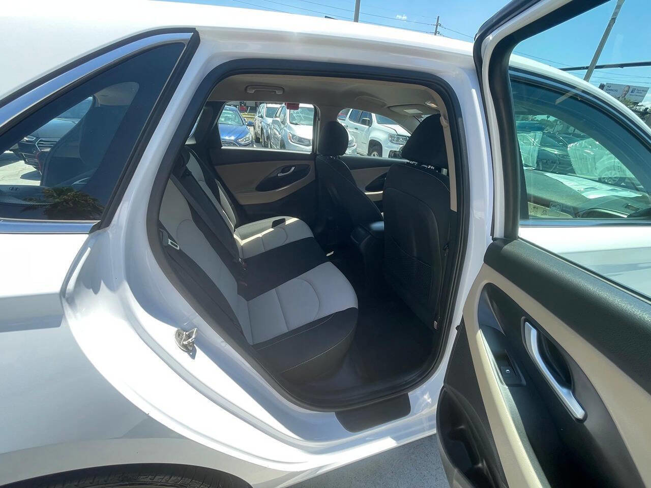Used 2019 Hyundai Elantra GT FWD image 19