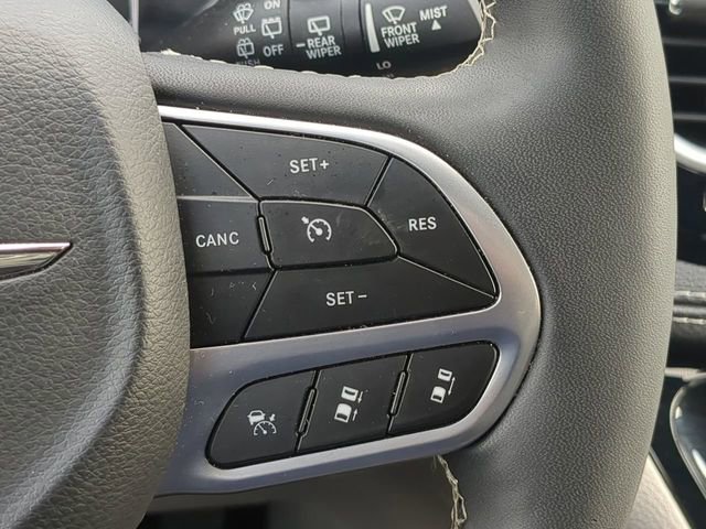 Used 2024 Chrysler Pacifica Limited image 34