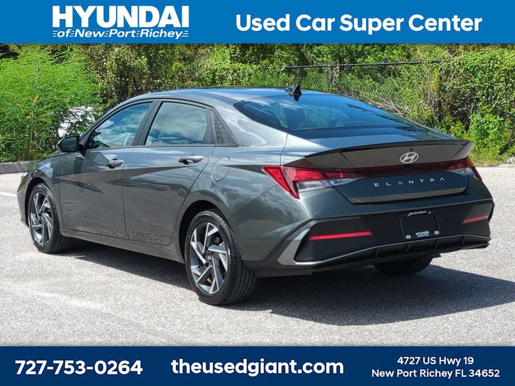 Certified 2025 Hyundai Elantra Sport FWD image 3