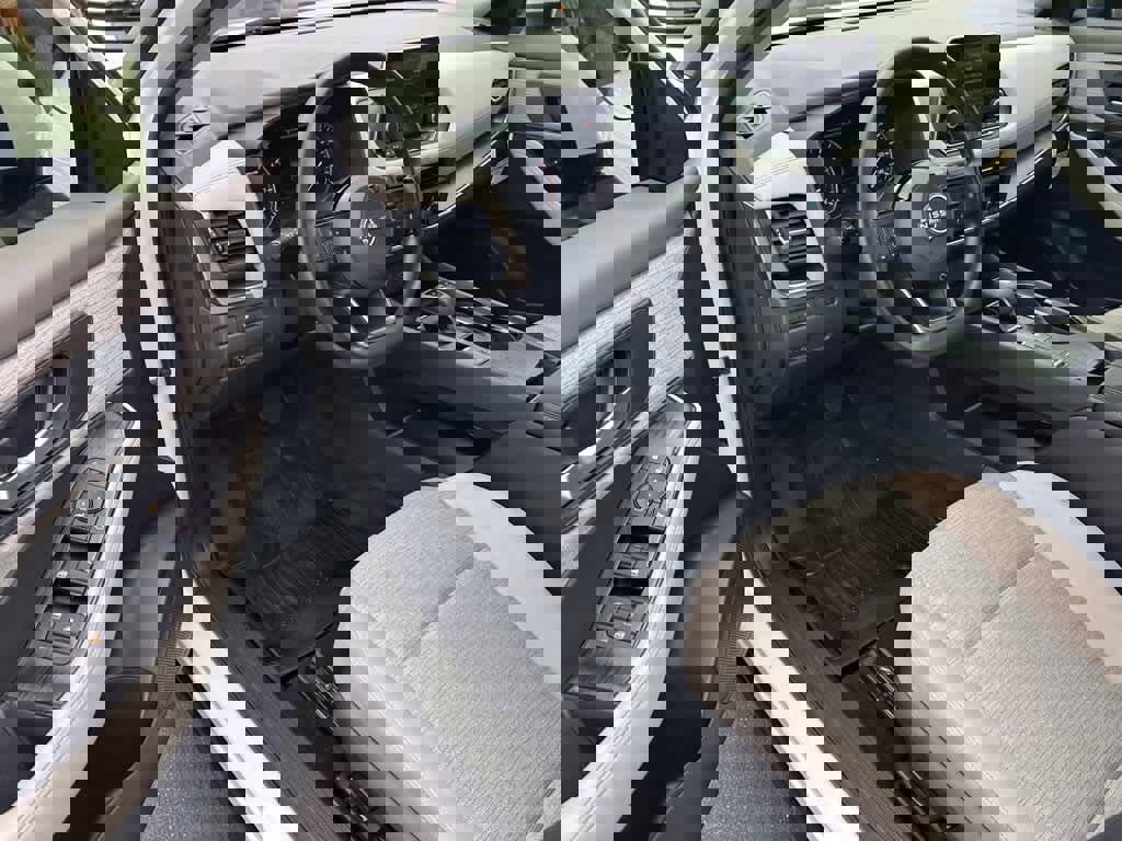 Used 2023 Nissan Rogue SV image 9