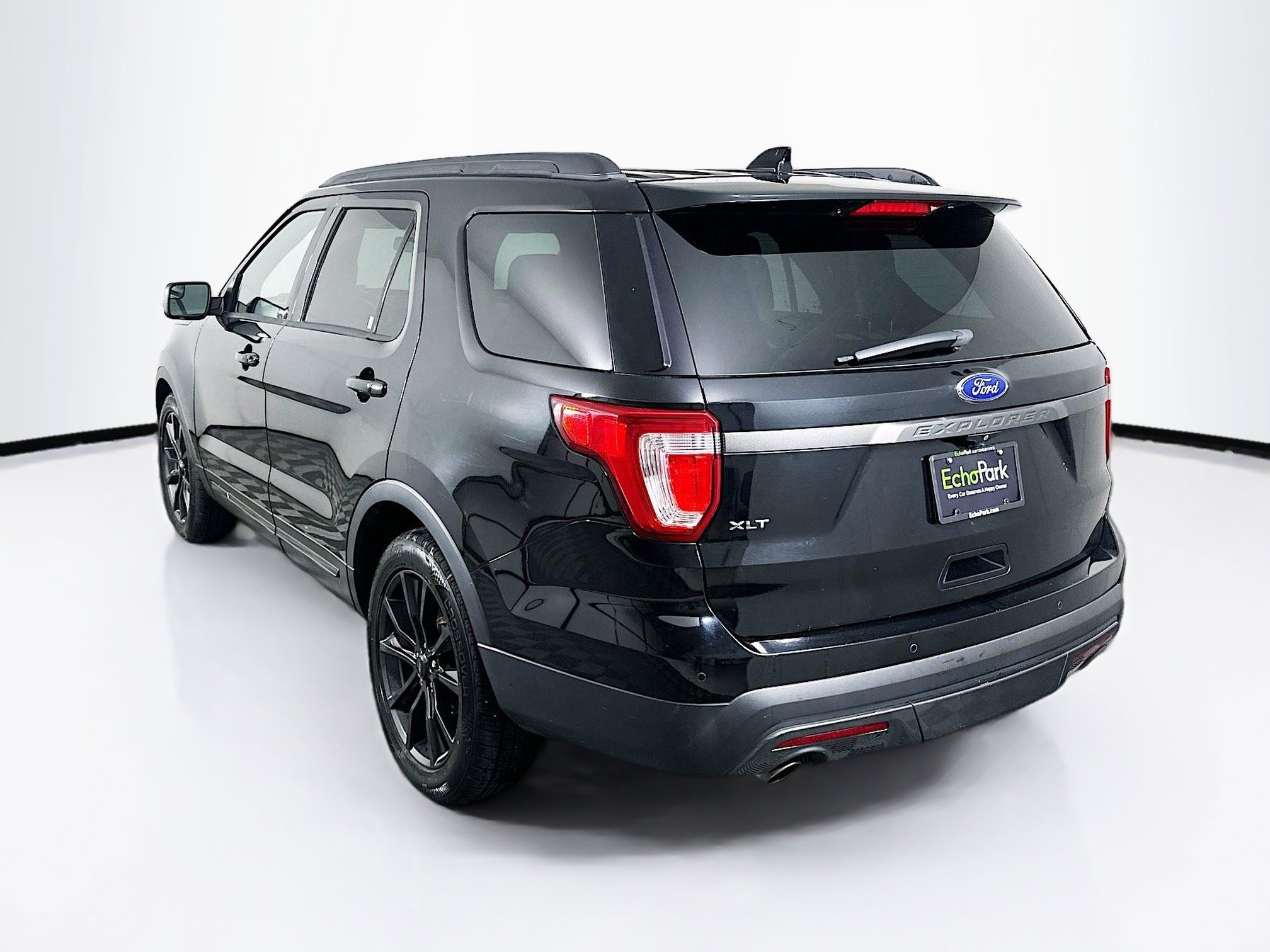 Used 2017 Ford Explorer XLT w/ Equipment Group 202A FWD image 5