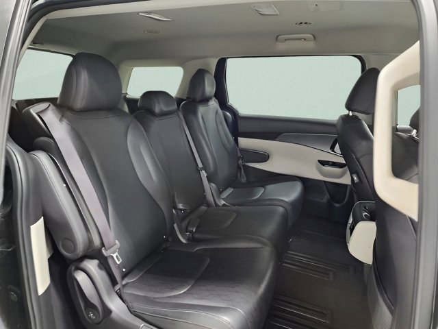 Used 2023 Kia Carnival LX FWD image 12