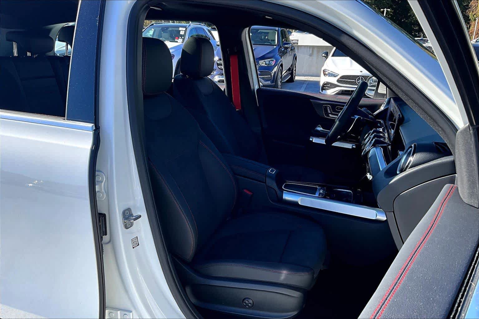 Used 2025 Mercedes-Benz GLB 35 AMG 4MATIC image 9