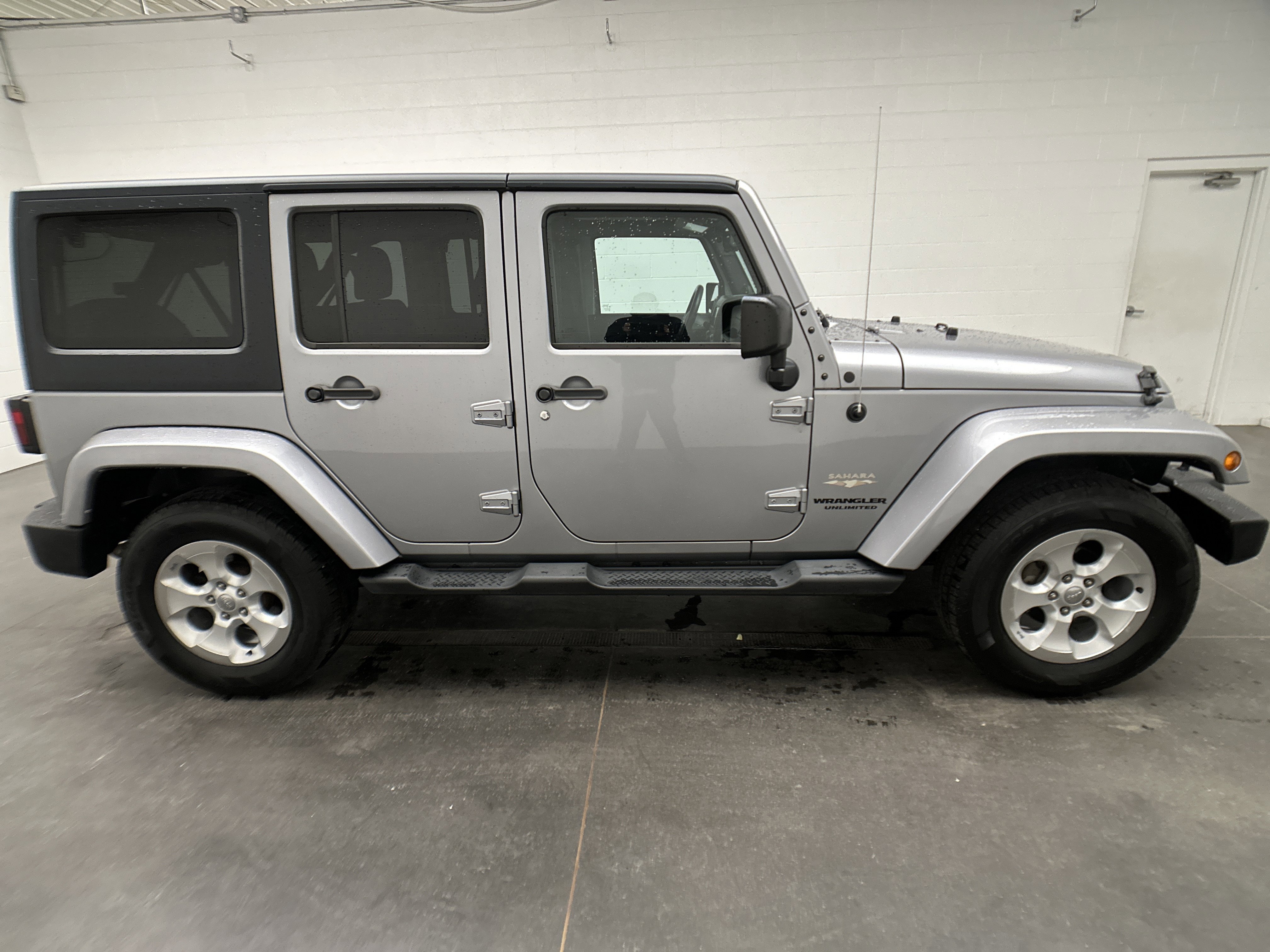 Used 2014 Jeep Wrangler Unlimited Sahara w/ Connectivity Group AWD/4WD image 34