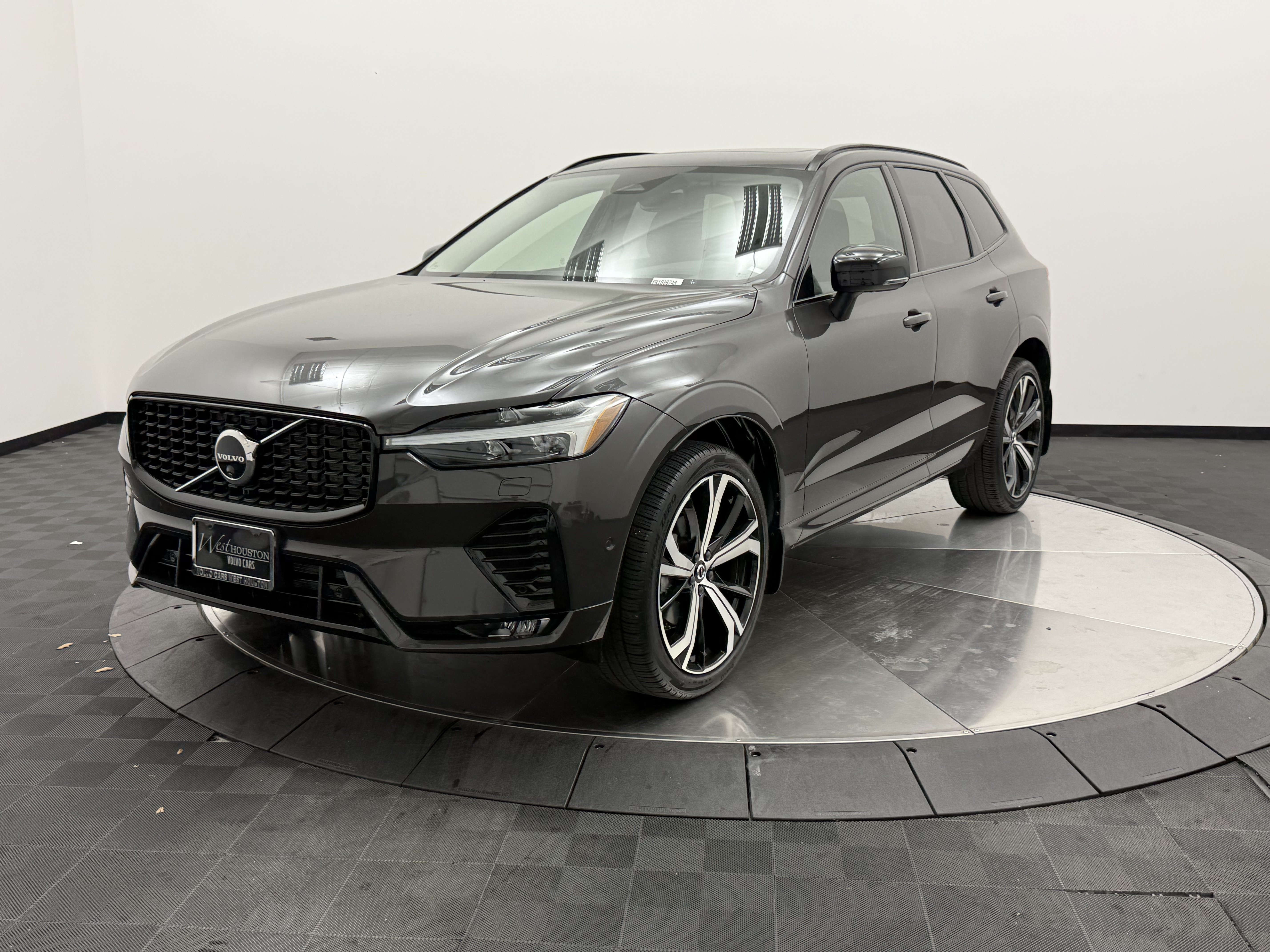 Certified 2024 Volvo XC60 B5 Ultimate w/ Protection Package Premier AWD/4WD image 3