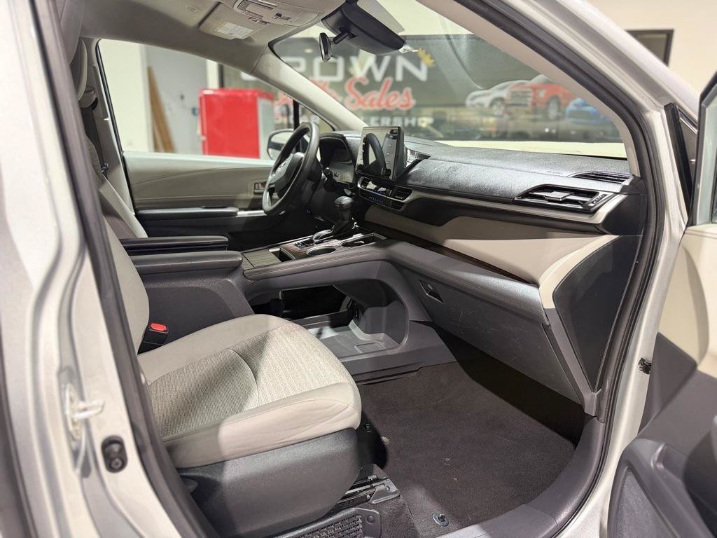 Used 2023 Toyota Sienna LE FWD image 14