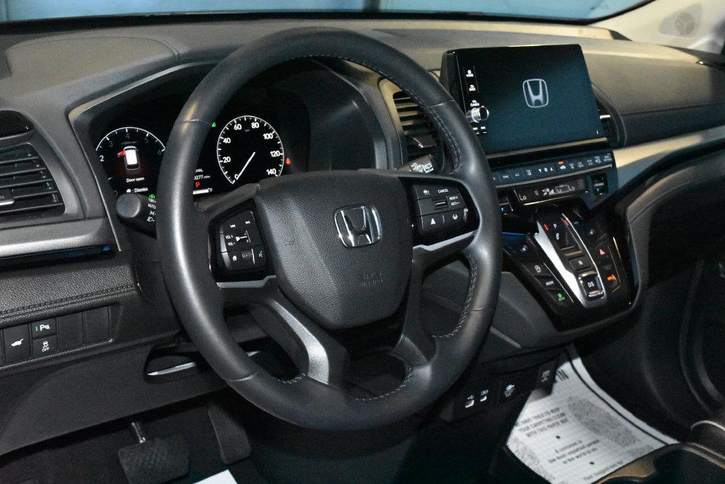 Used 2025 Honda Odyssey Touring image 2