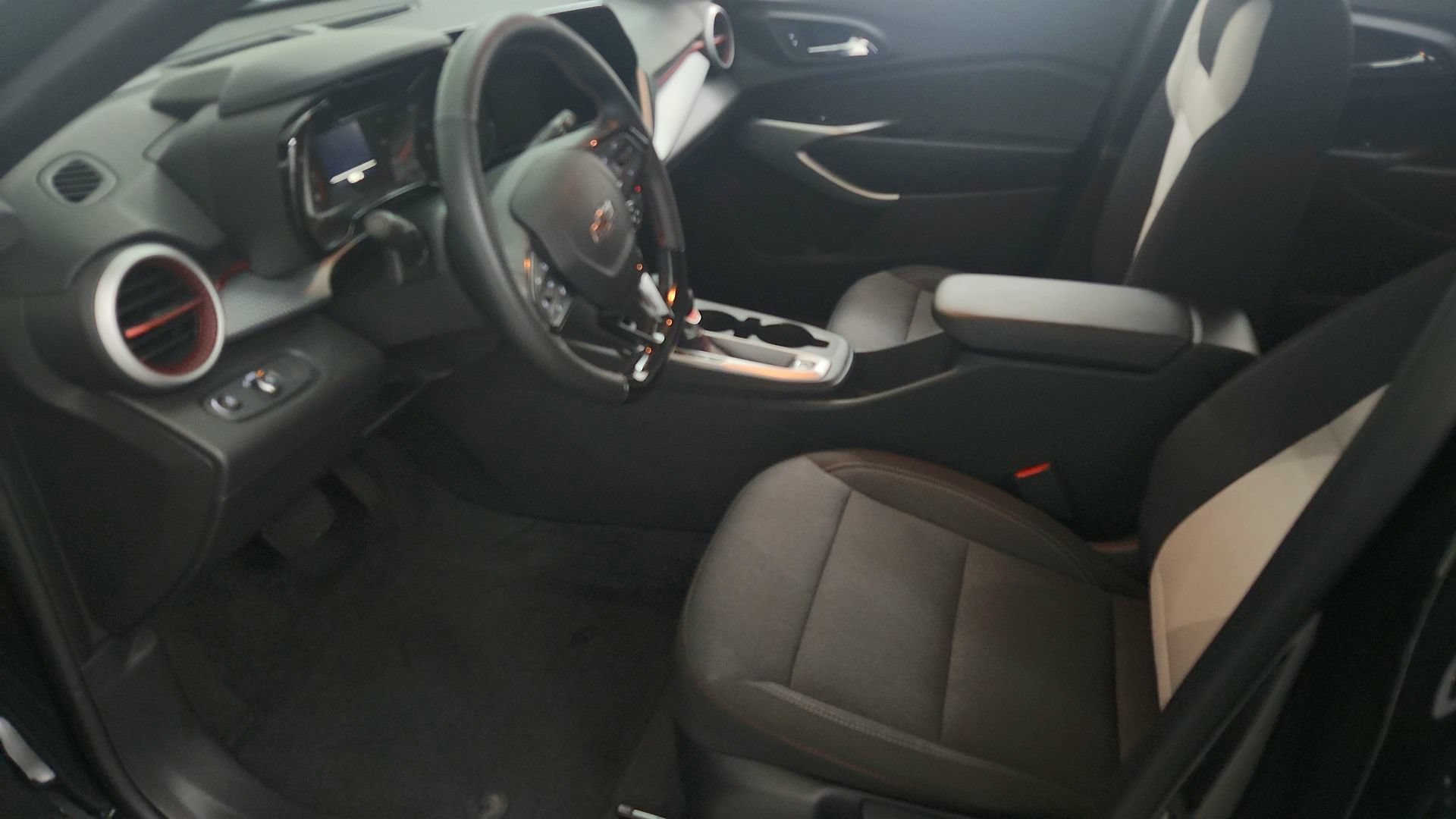 Used 2025 Chevrolet Trax RS FWD image 19