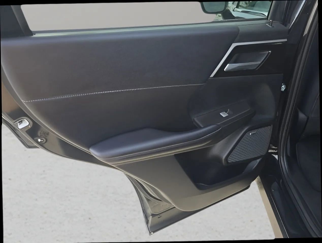 Used 2025 Mitsubishi Outlander SE image 11