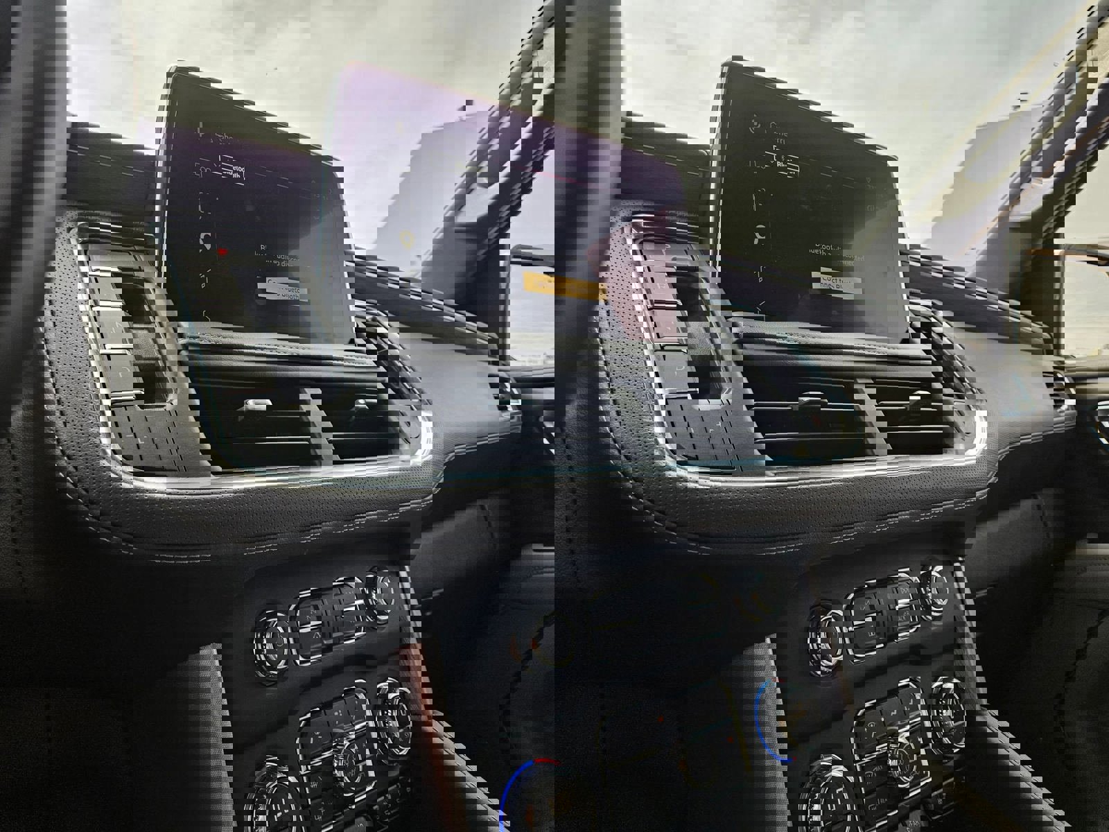 Used 2024 GMC Yukon SLT w/ SLT Luxury Package image 15