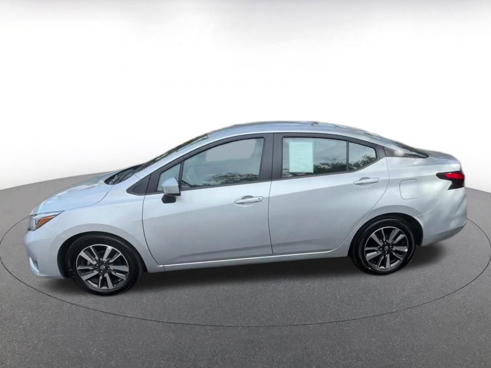 Used 2025 Nissan Versa SV image 9