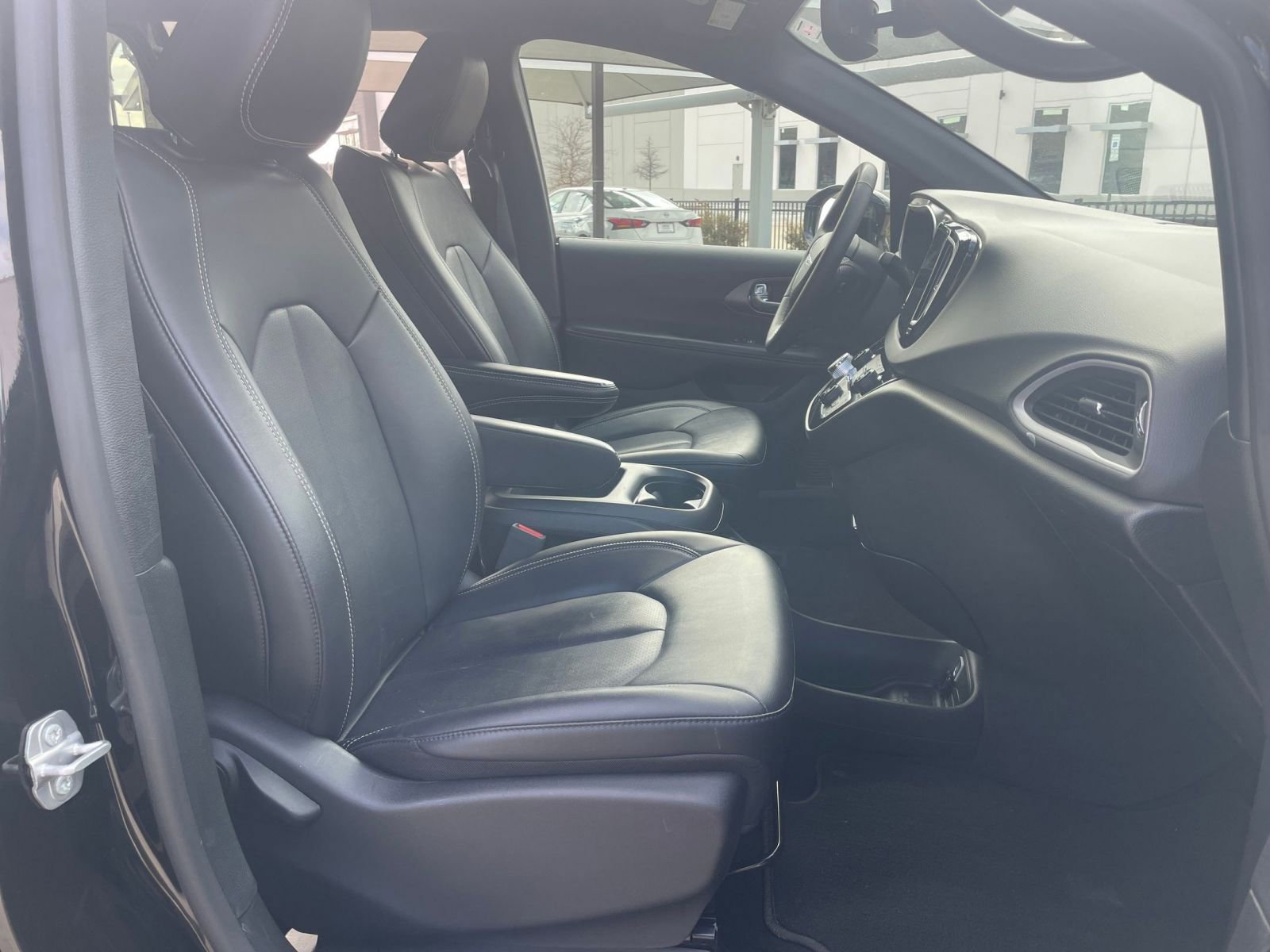 Used 2025 Chrysler Pacifica Select image 41