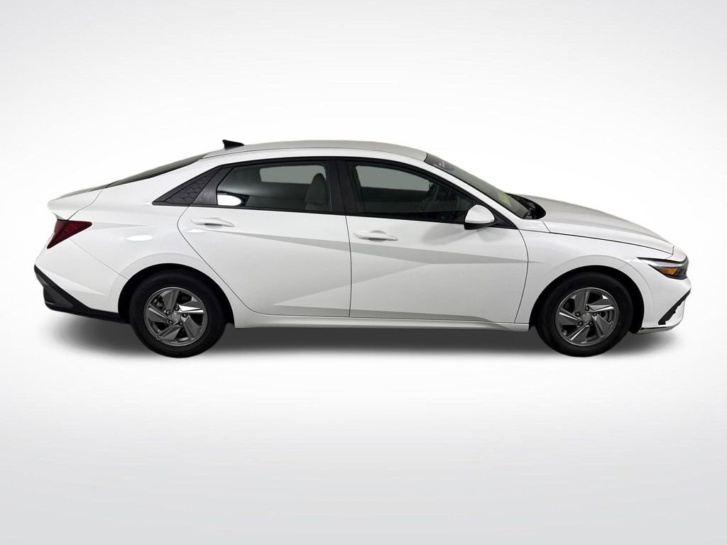 Certified 2024 Hyundai Elantra SE FWD image 2