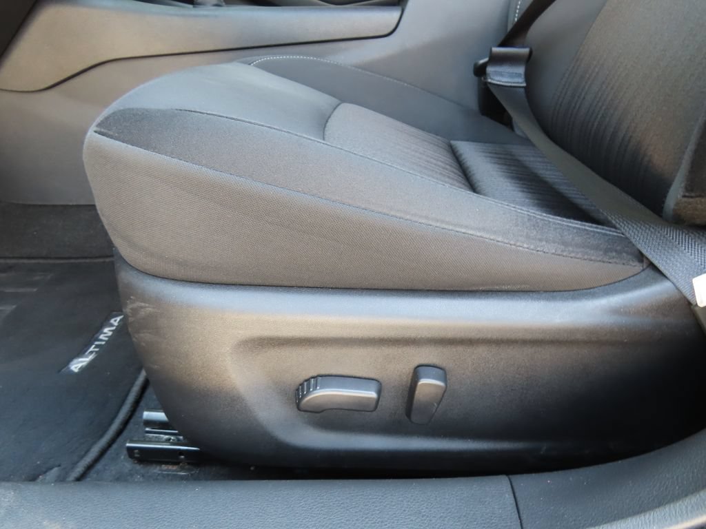 Used 2025 Nissan Altima 2.5 SV FWD image 7