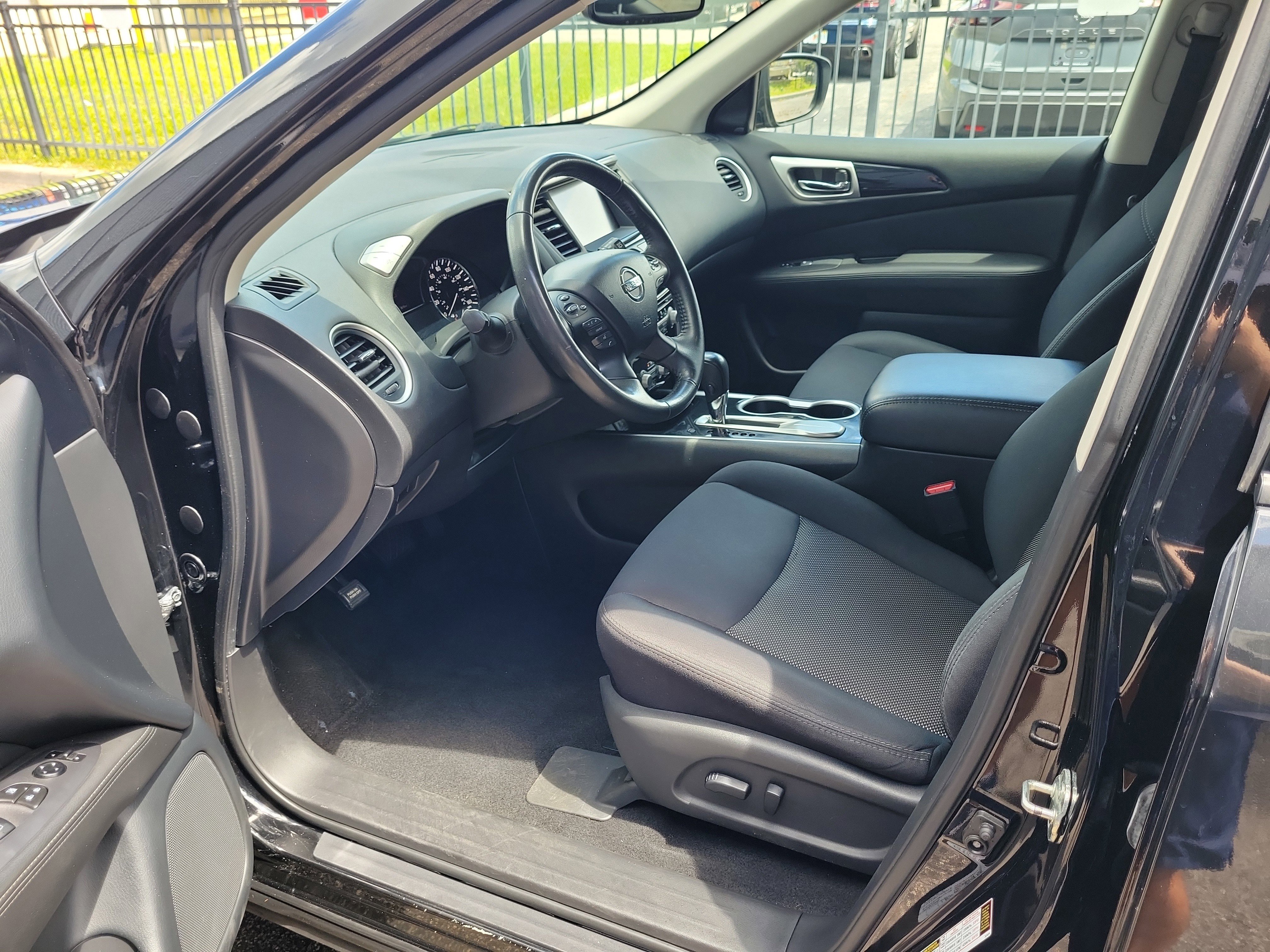 Used 2019 Nissan Pathfinder SV FWD image 12