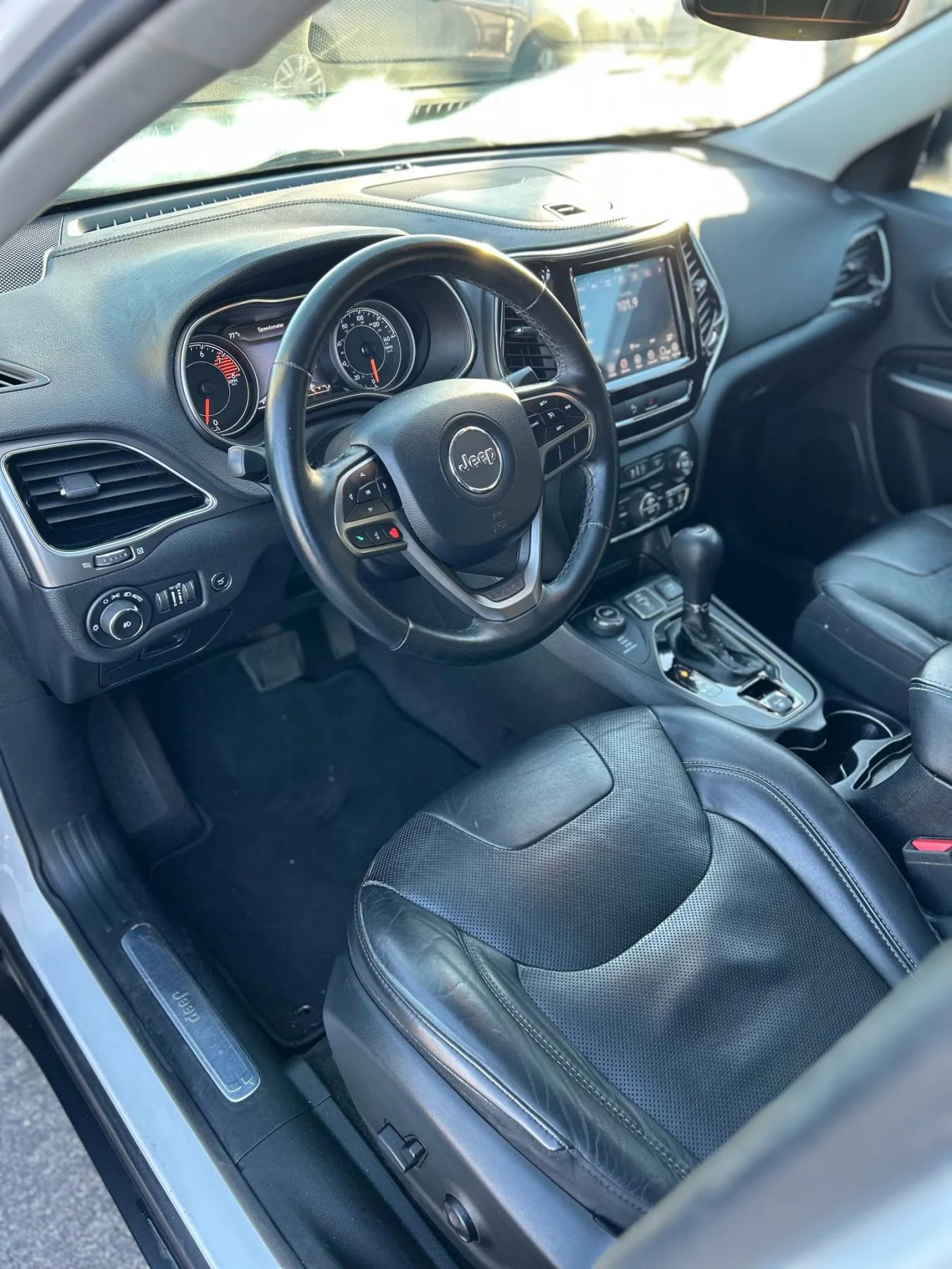 Used 2019 Jeep Cherokee Limited image 26