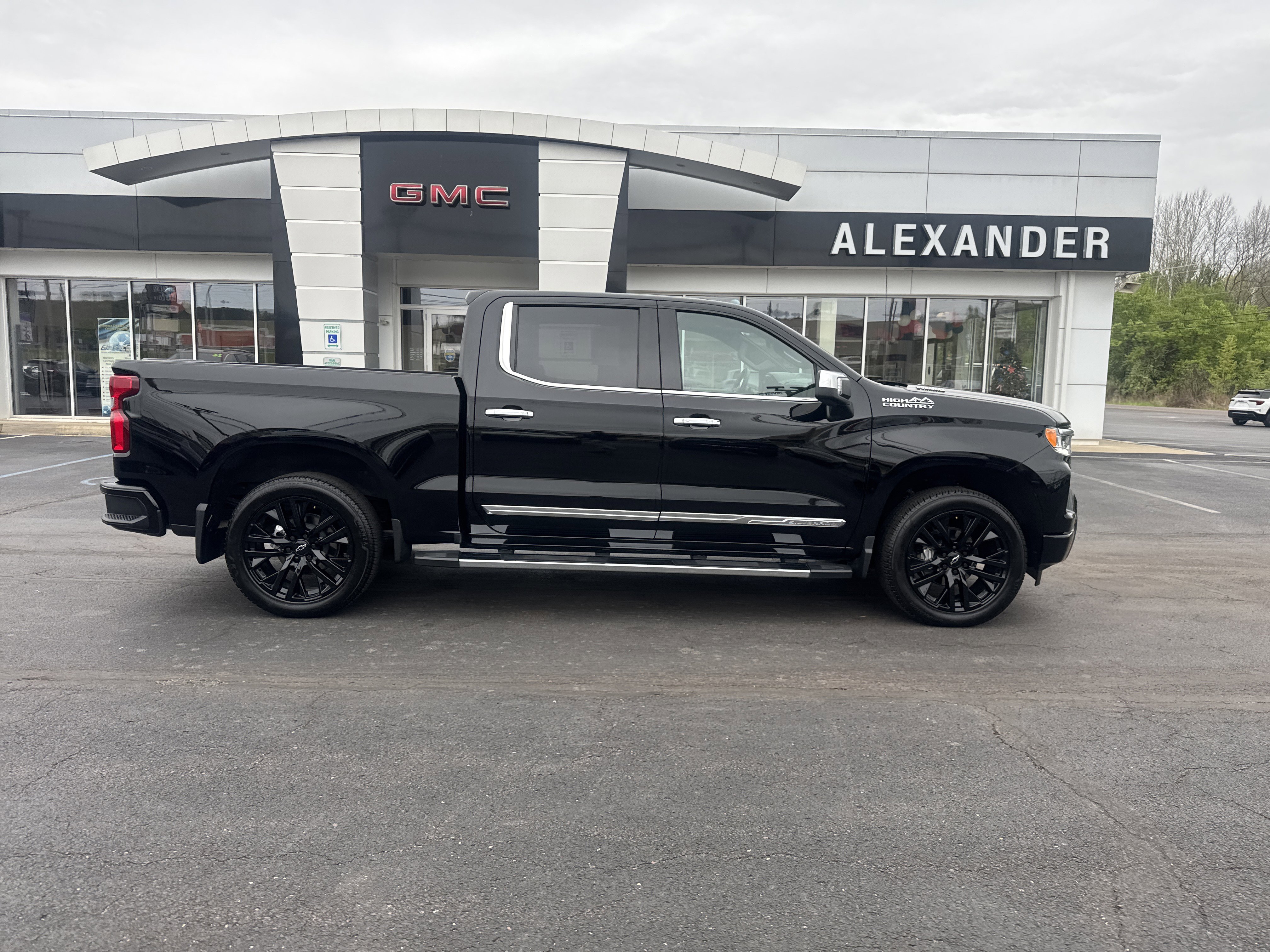 Used 2025 Chevrolet Silverado 1500 High Country w/ Technology Package AWD/4WD video 2