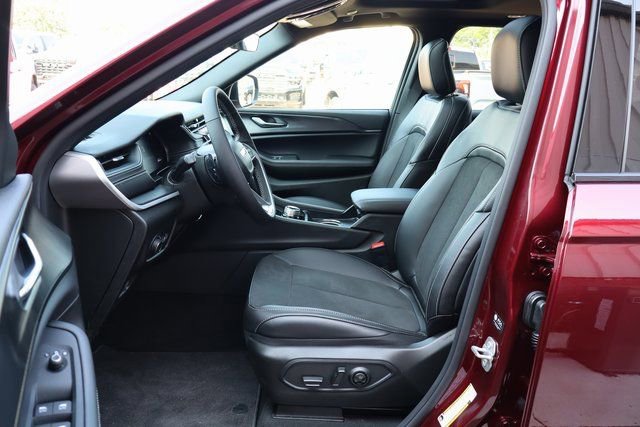 New 2025 Jeep Grand Cherokee Altitude w/ Trailer Tow Package image 9