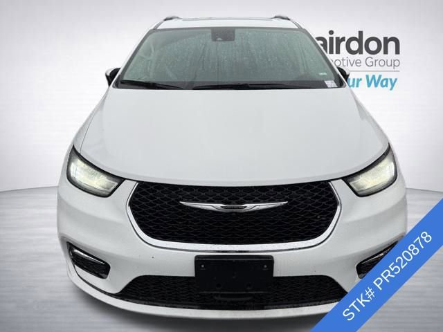 Used 2023 Chrysler Pacifica Limited FWD image 2