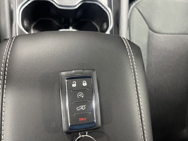 New 2025 Jeep Grand Cherokee Laredo w/ Luxury Tech Group I image 16