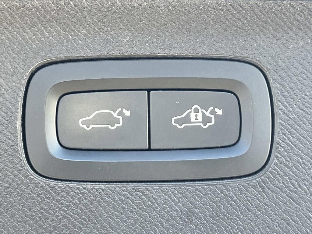 Used 2023 Volvo XC90 B6 Plus image 13