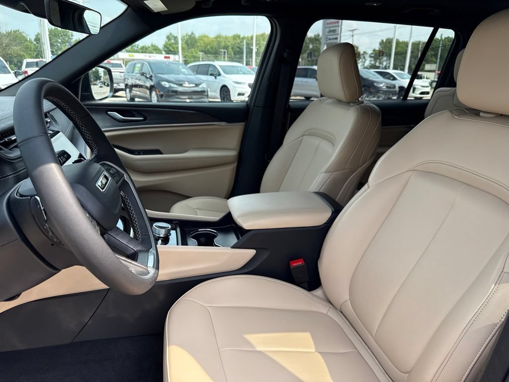 Used 2025 Jeep Grand Cherokee L Limited AWD/4WD image 38