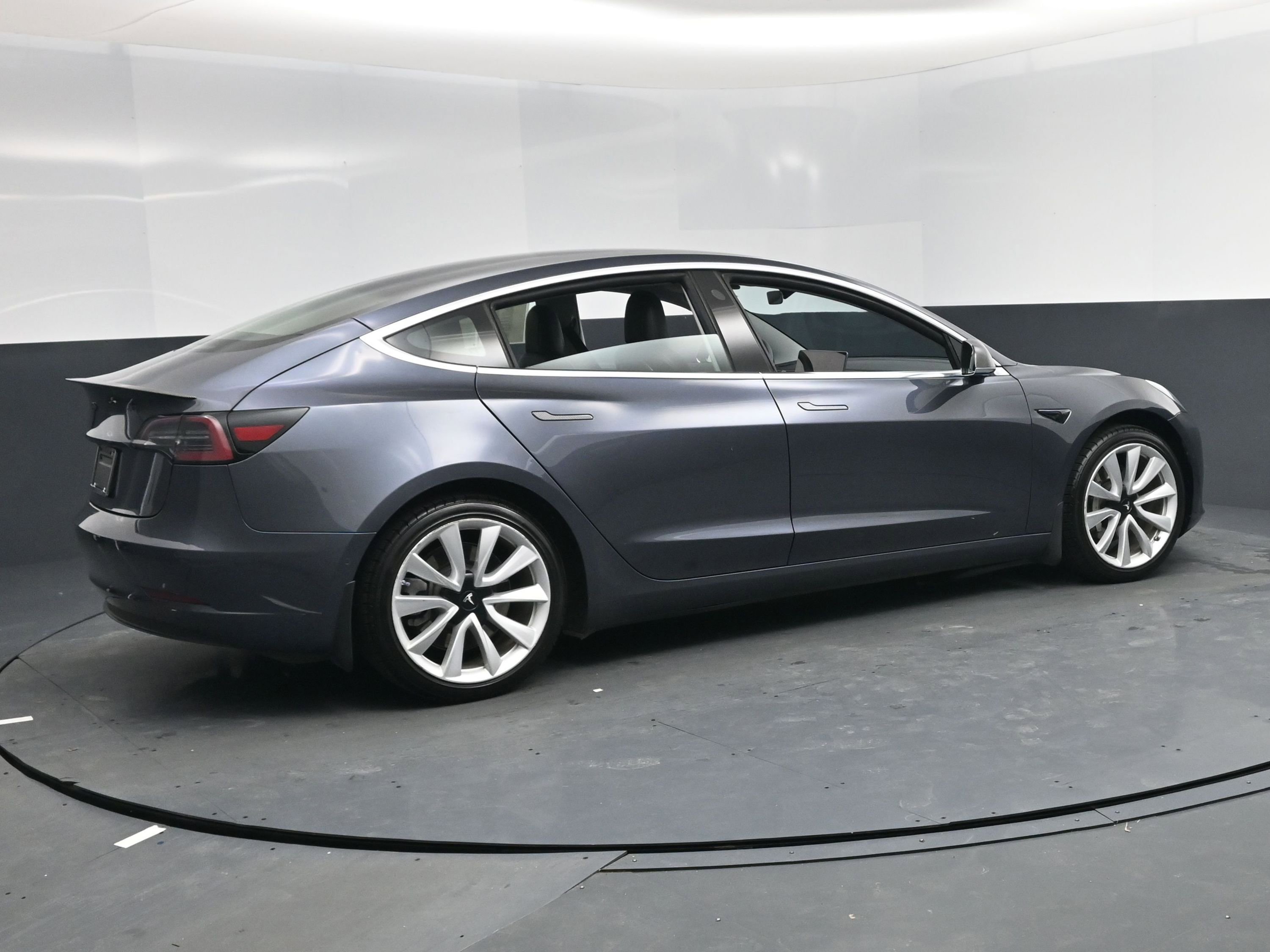 Used 2020 Tesla Model 3 Standard Range image 4