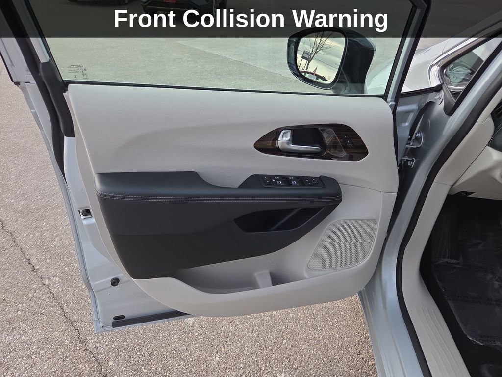 Used 2024 Chrysler Pacifica Limited image 13