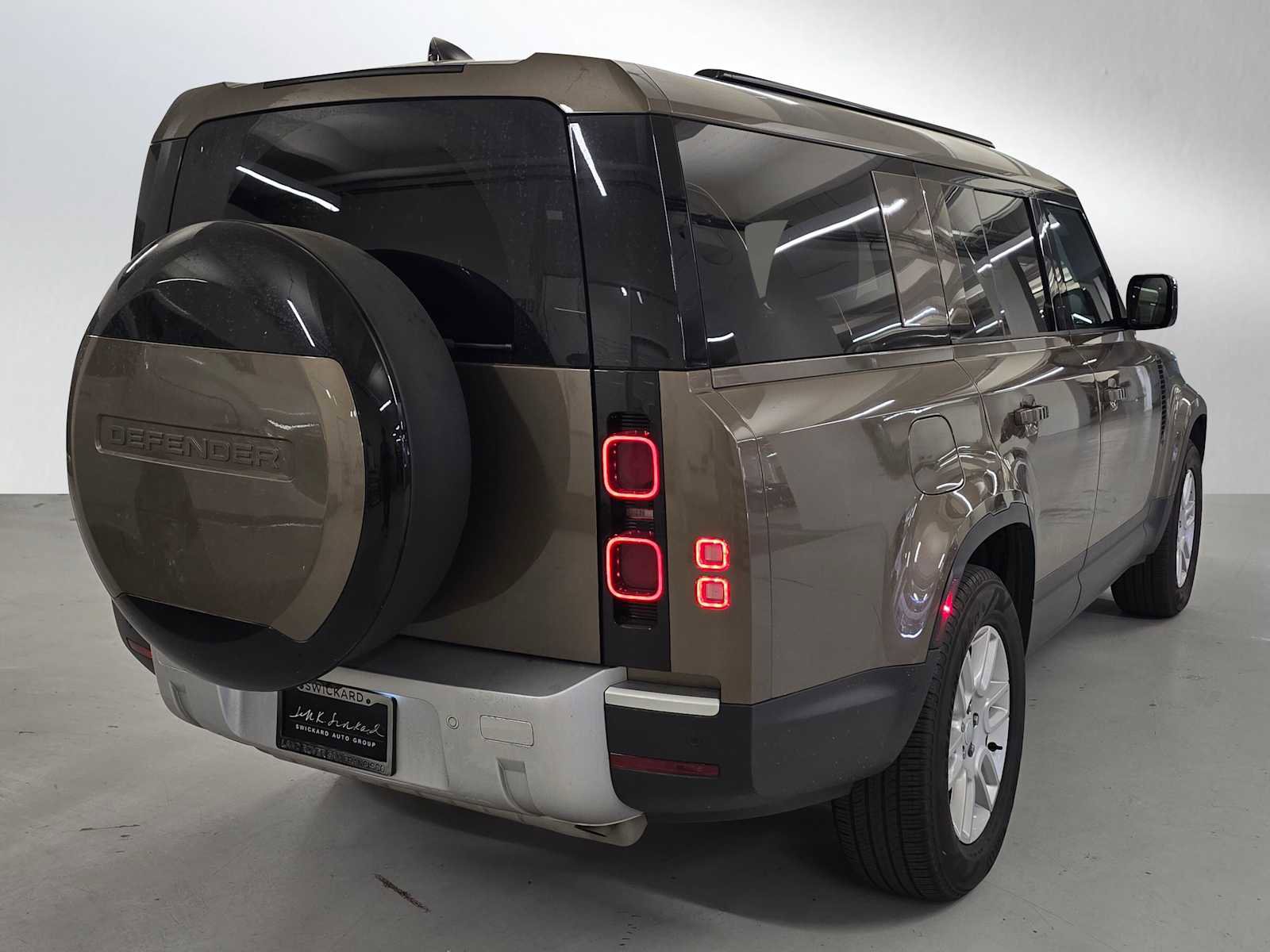 Used 2025 Land Rover Defender 130 S image 5