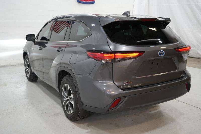 Used 2021 Toyota Highlander XLE AWD/4WD image 7