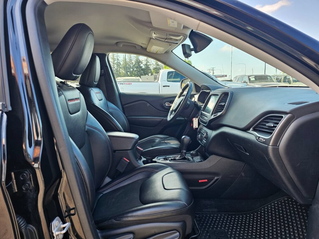 Used 2020 Jeep Cherokee Trailhawk AWD/4WD image 10
