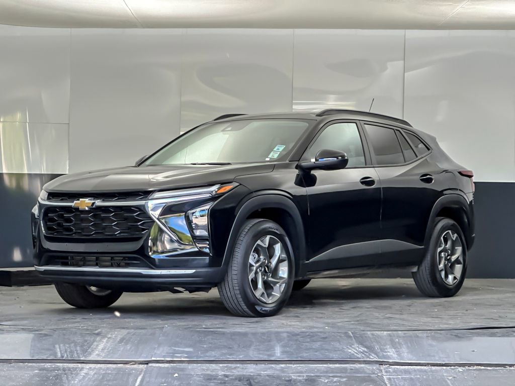 Used 2025 Chevrolet Trax LT FWD image 7