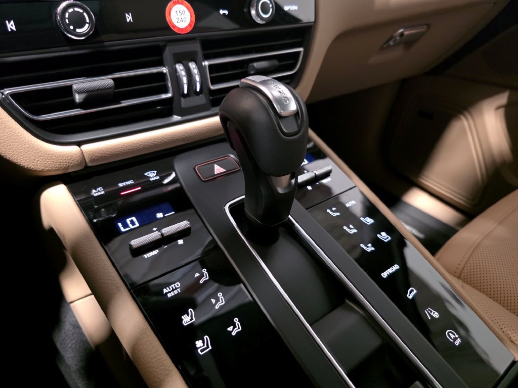 Certified 2026 Porsche Macan AWD/4WD image 32