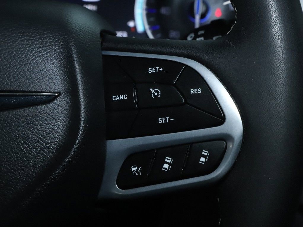 Used 2024 Chrysler Pacifica Touring-L FWD image 22