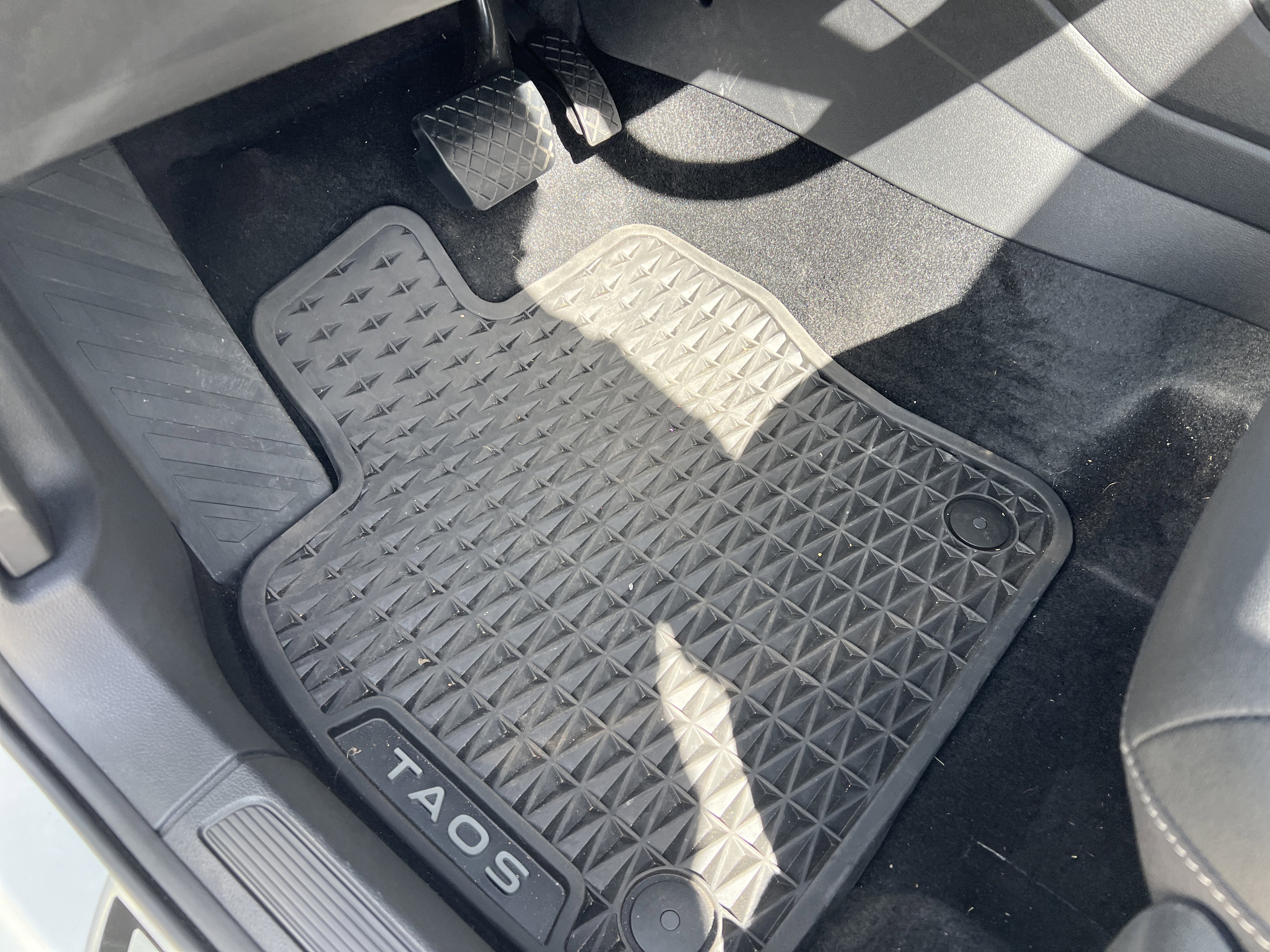 Certified 2025 Volkswagen Taos SE image 15