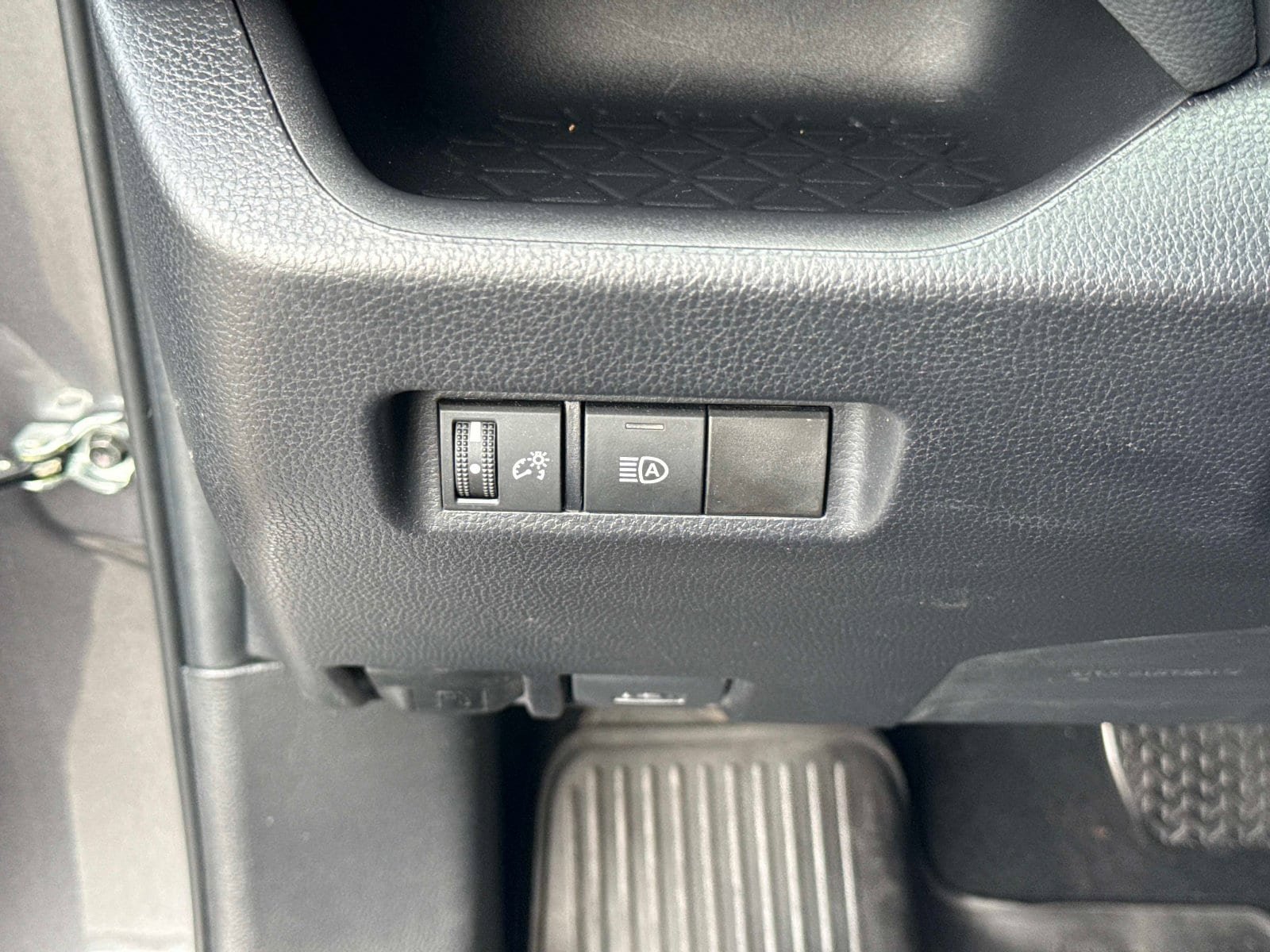 Used 2024 Toyota RAV4 XLE AWD/4WD image 32