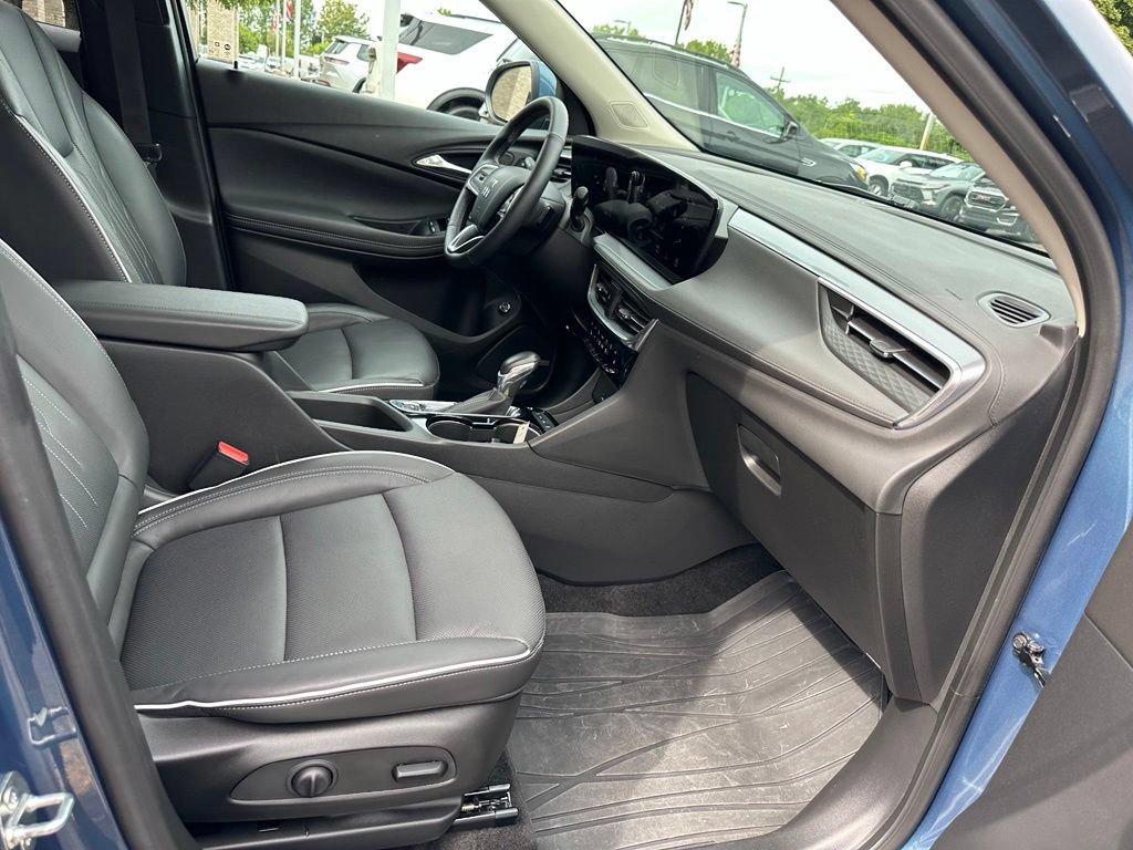 Used 2024 Buick Encore GX Avenir w/ Avenir Convenience Package AWD/4WD image 31