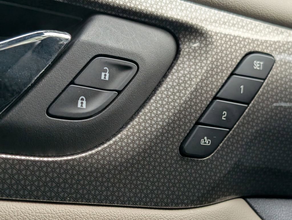 Used 2023 Chevrolet Traverse Premier FWD image 28
