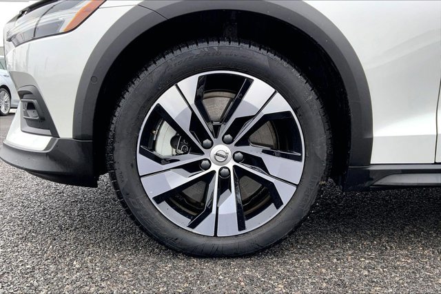 Used 2025 Volvo V60 B5 Cross Country Plus image 8