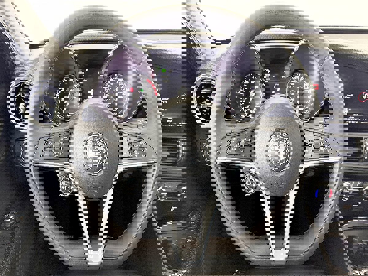 Used 2017 Alfa Romeo Giulia image 49