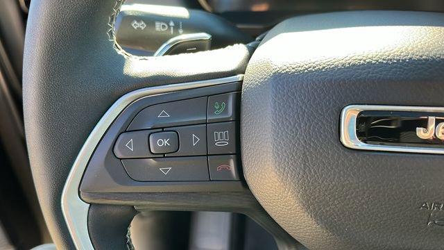 Used 2025 Jeep Grand Cherokee Altitude image 12