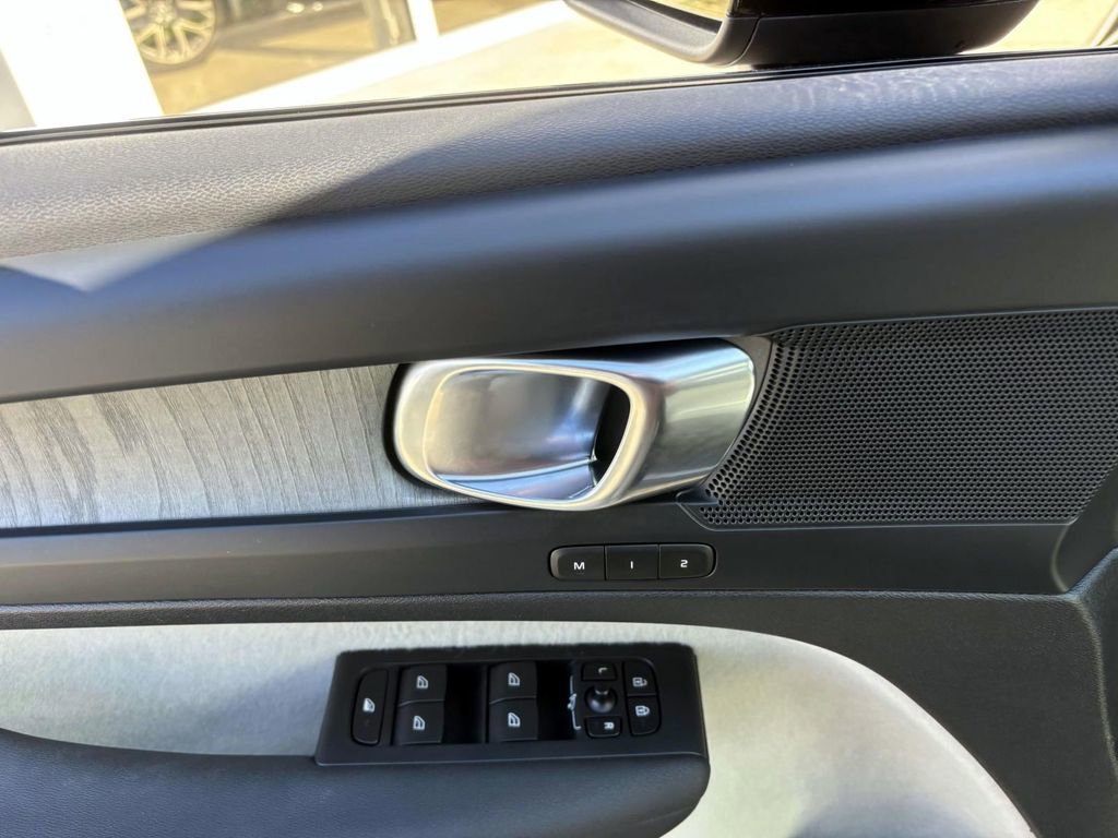 Used 2023 Volvo XC40 B5 Plus w/ Protection Package Premier image 12