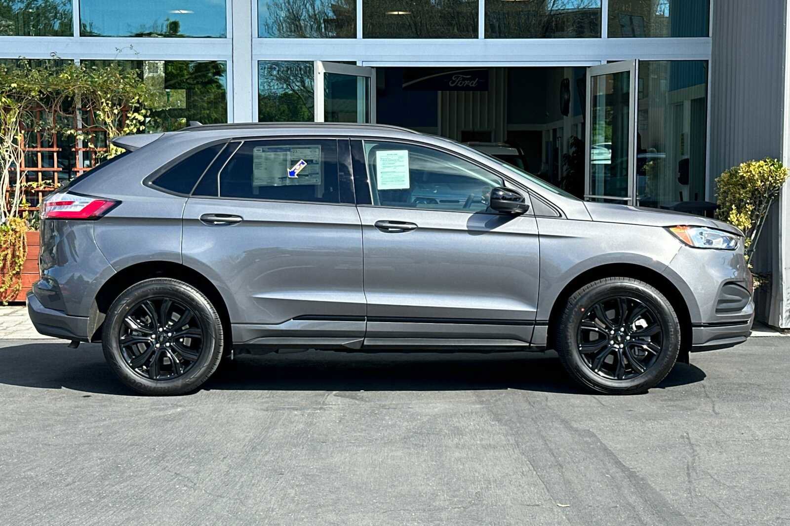 New 2024 Ford Edge SE w/ Black Appearance Package image 3