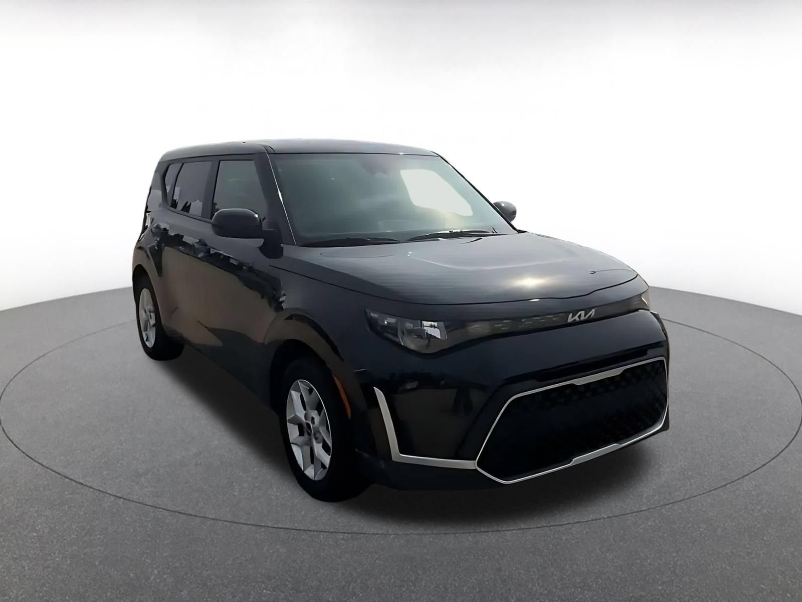 Used 2025 Kia Soul LX w/ LX Technology Package FWD image 3