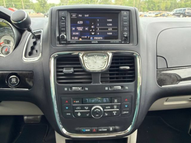 Used 2015 Chrysler Town & Country Touring-L w/ Driver Convenience Group FWD image 25