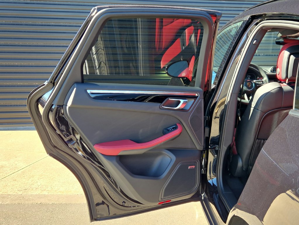 Certified 2026 Porsche Macan AWD/4WD image 17