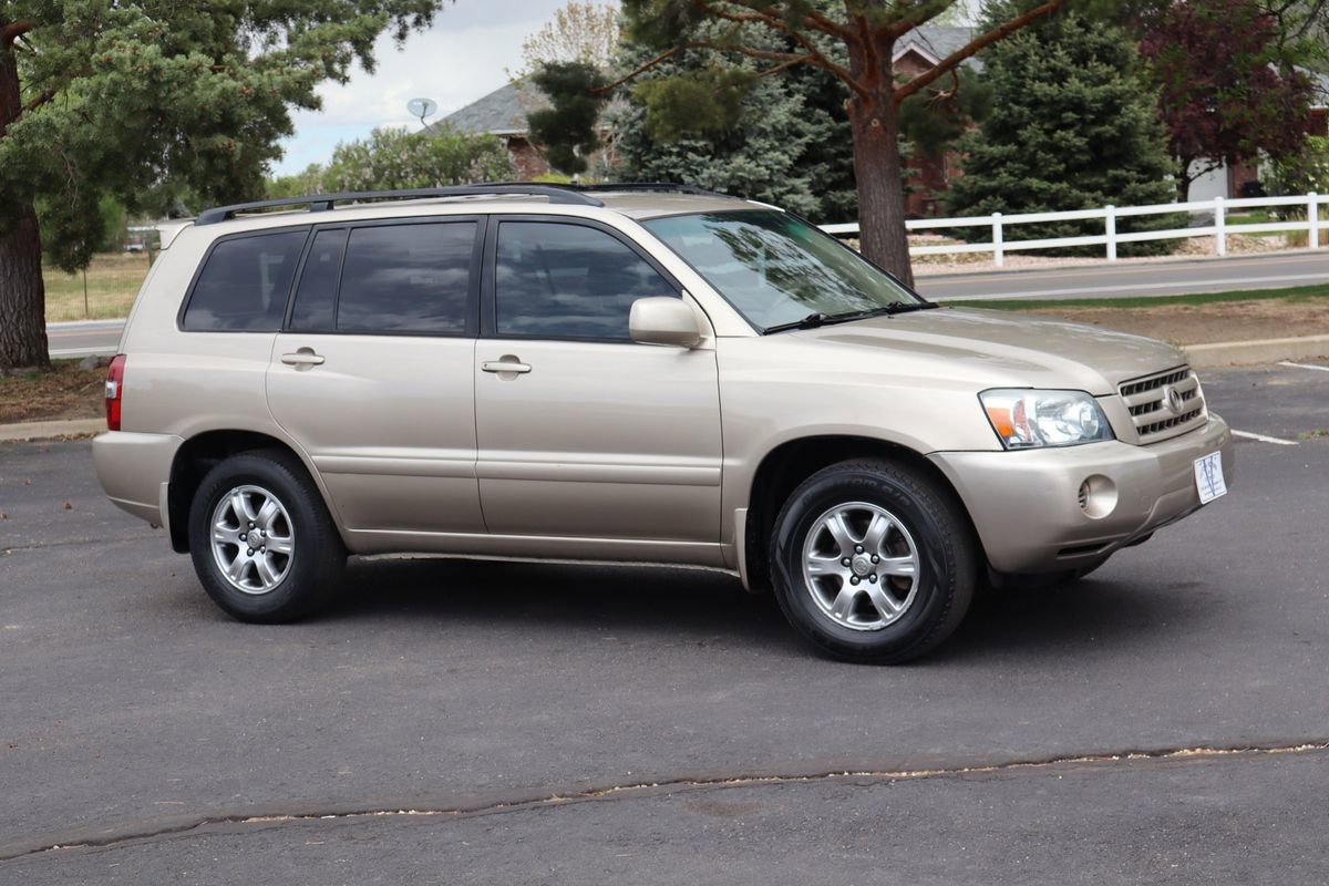 Used 2005 Toyota Highlander 2WD V6 w/ 3rd Row image 2