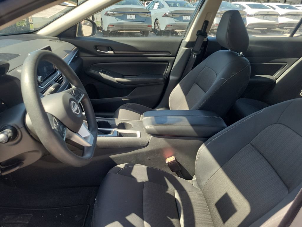 Used 2025 Nissan Altima 2.5 SV FWD image 16