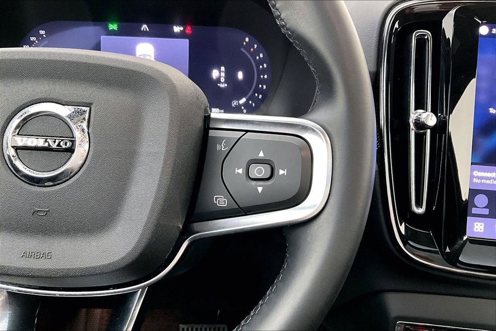 Certified 2025 Volvo XC40 B5 Plus image 28